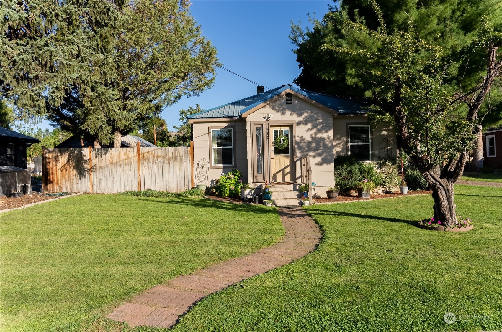 Property Photo:  717 Tonasket Ave South  WA 98855 