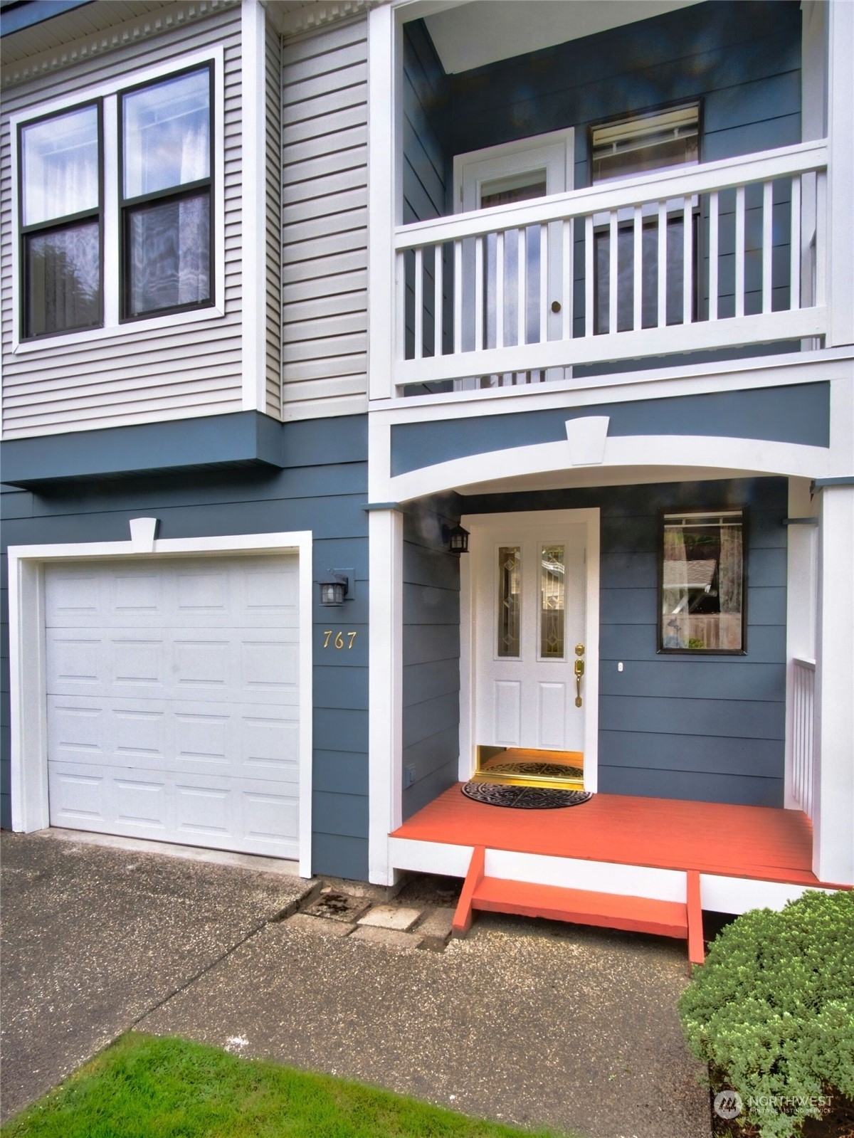 Property Photo:  767 NW Juniper Street 767  WA 98027 