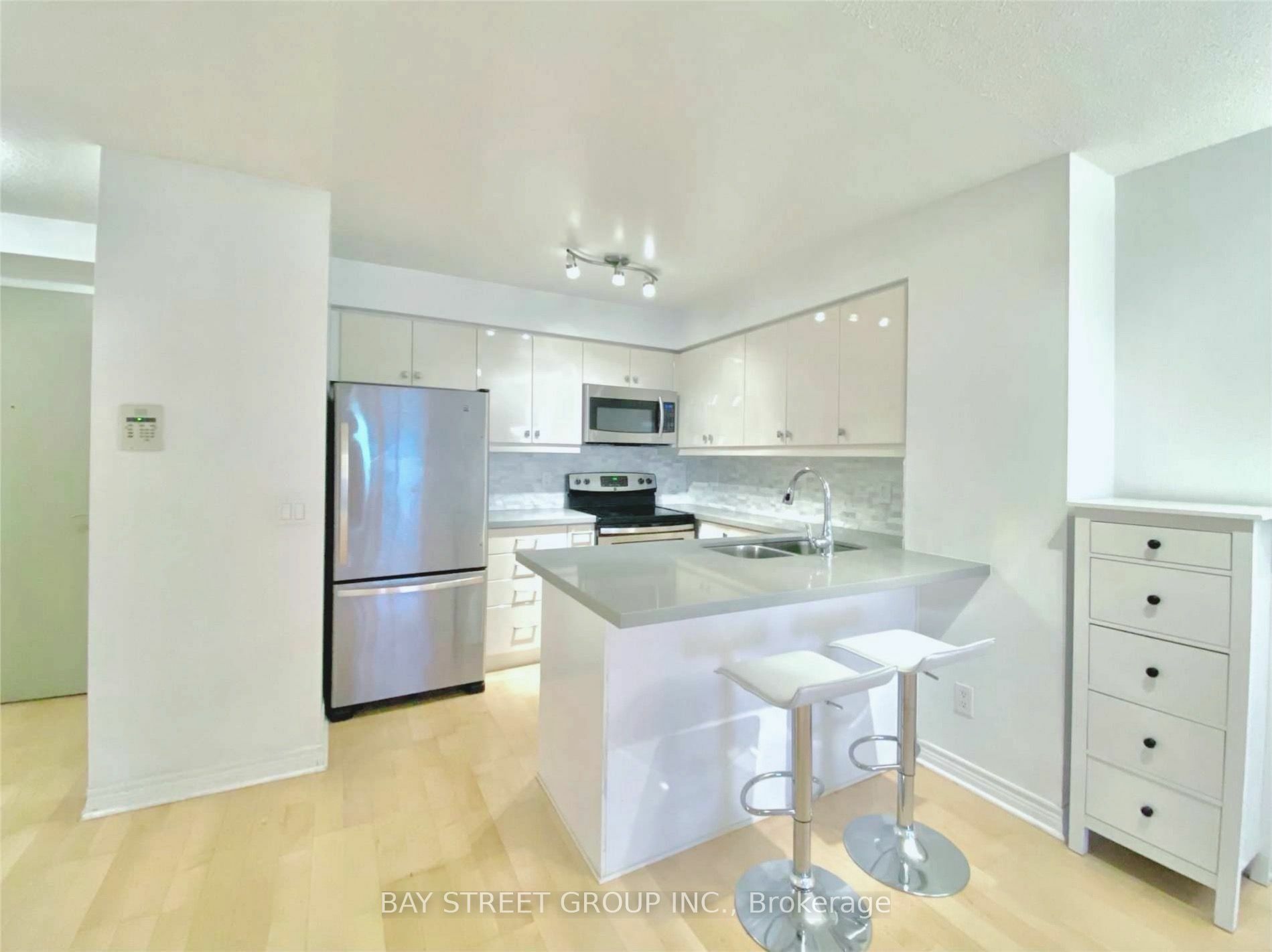 Property Photo:  763 Bay St 2104  ON M5G 2R3 