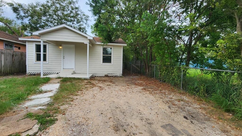 Property Photo: 2613 Harrington Street TX 77026