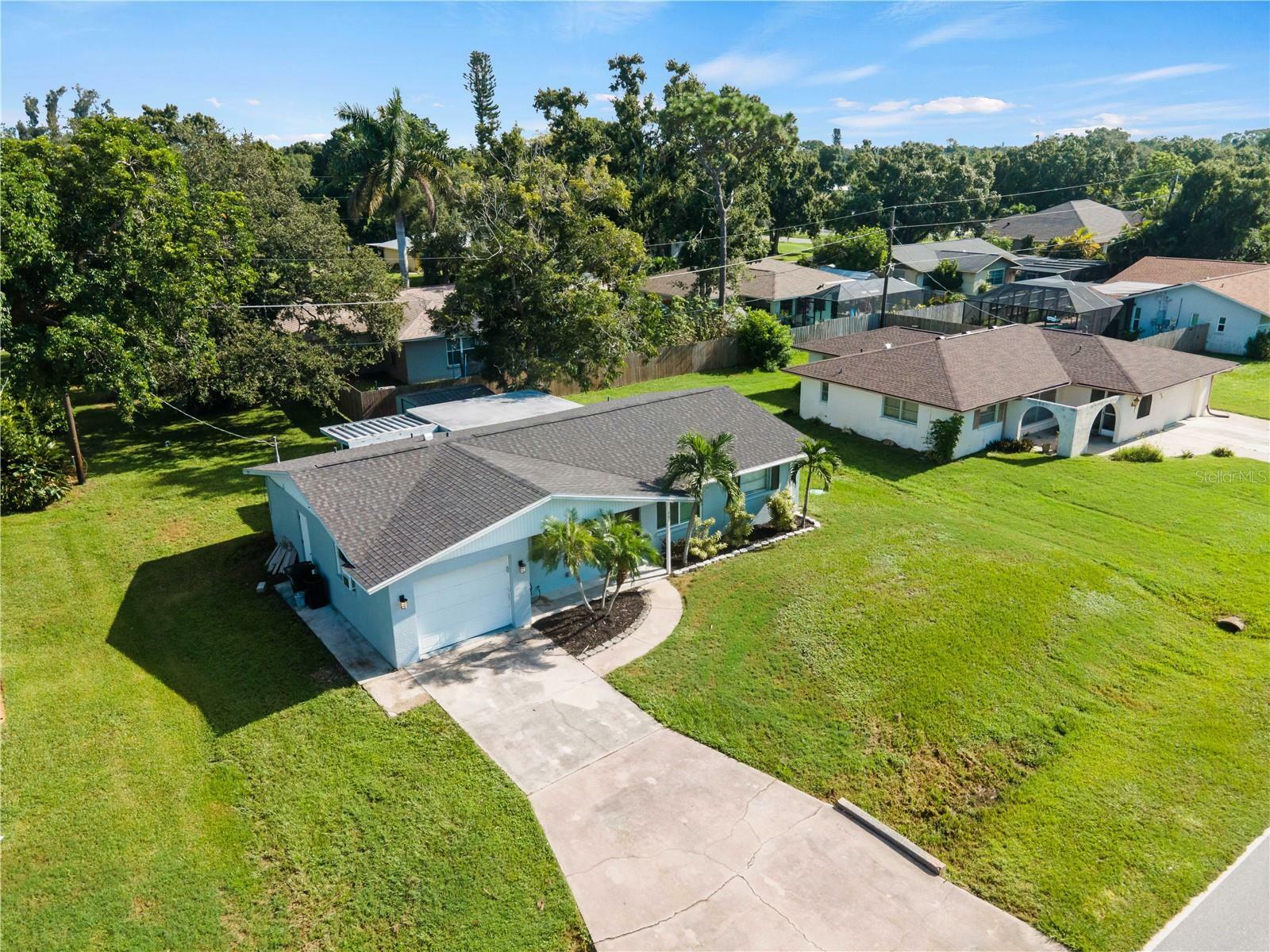 Property Photo:  661 E Seminole Drive  FL 34293 