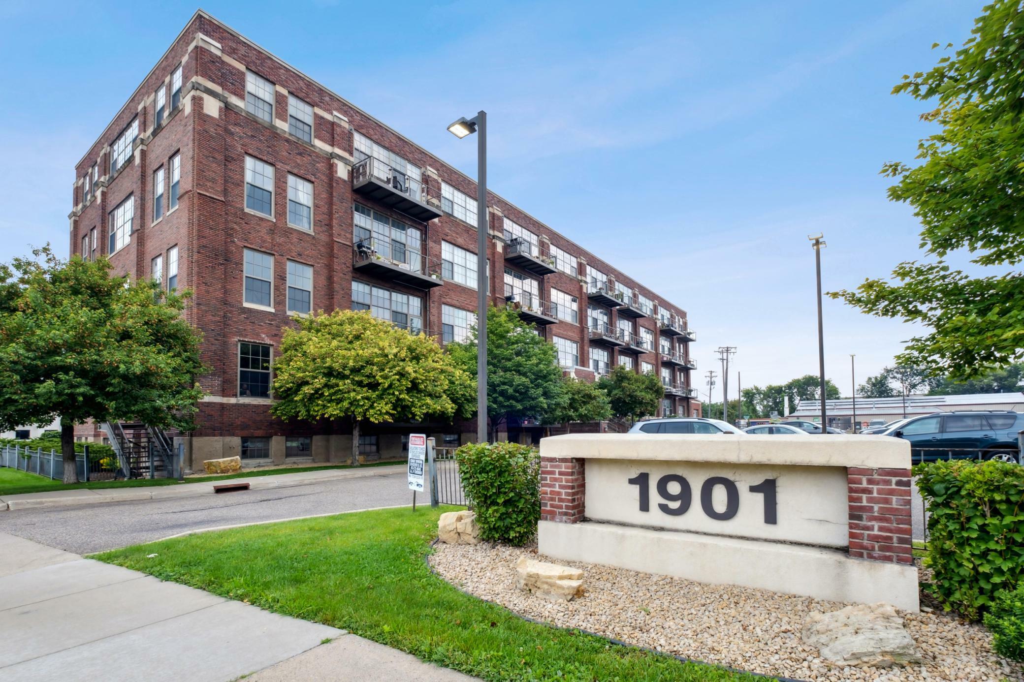 Property Photo:  1901 E Hennepin Avenue 103  MN 55413 