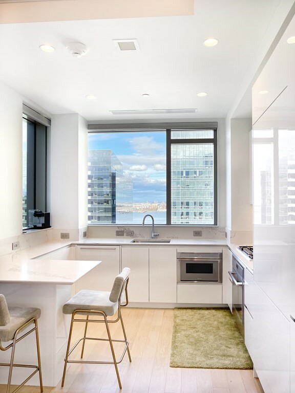 Property Photo:  133 Seaport Blvd 1802  MA 02210 