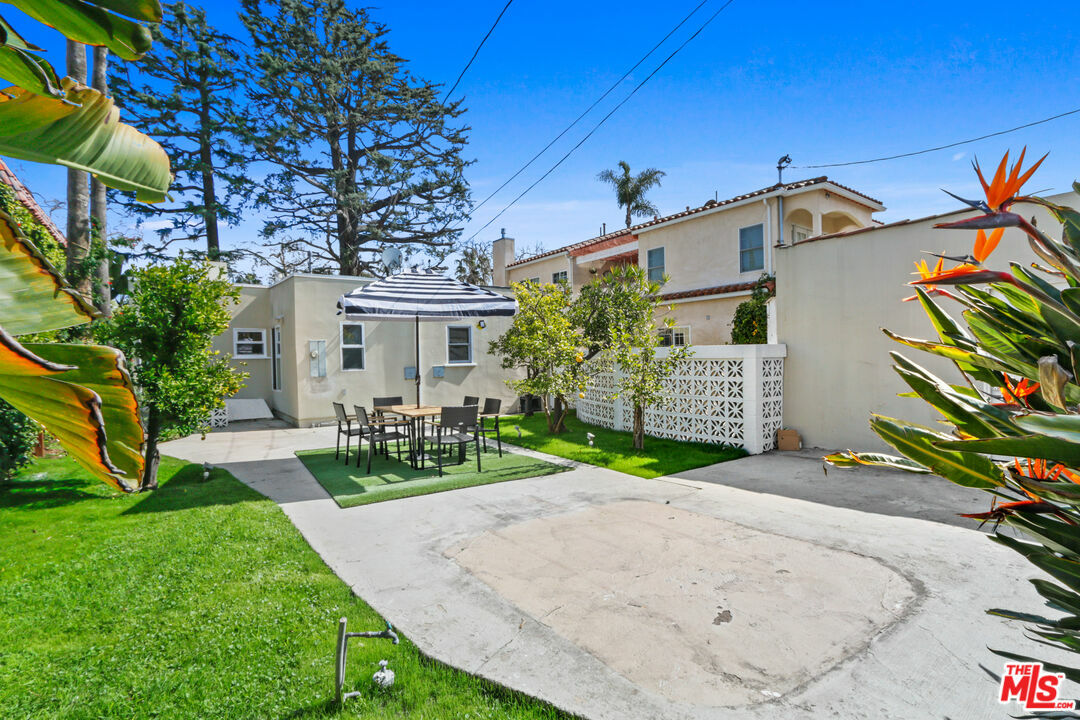 Property Photo:  141 S La Peer Dr  CA 90211 