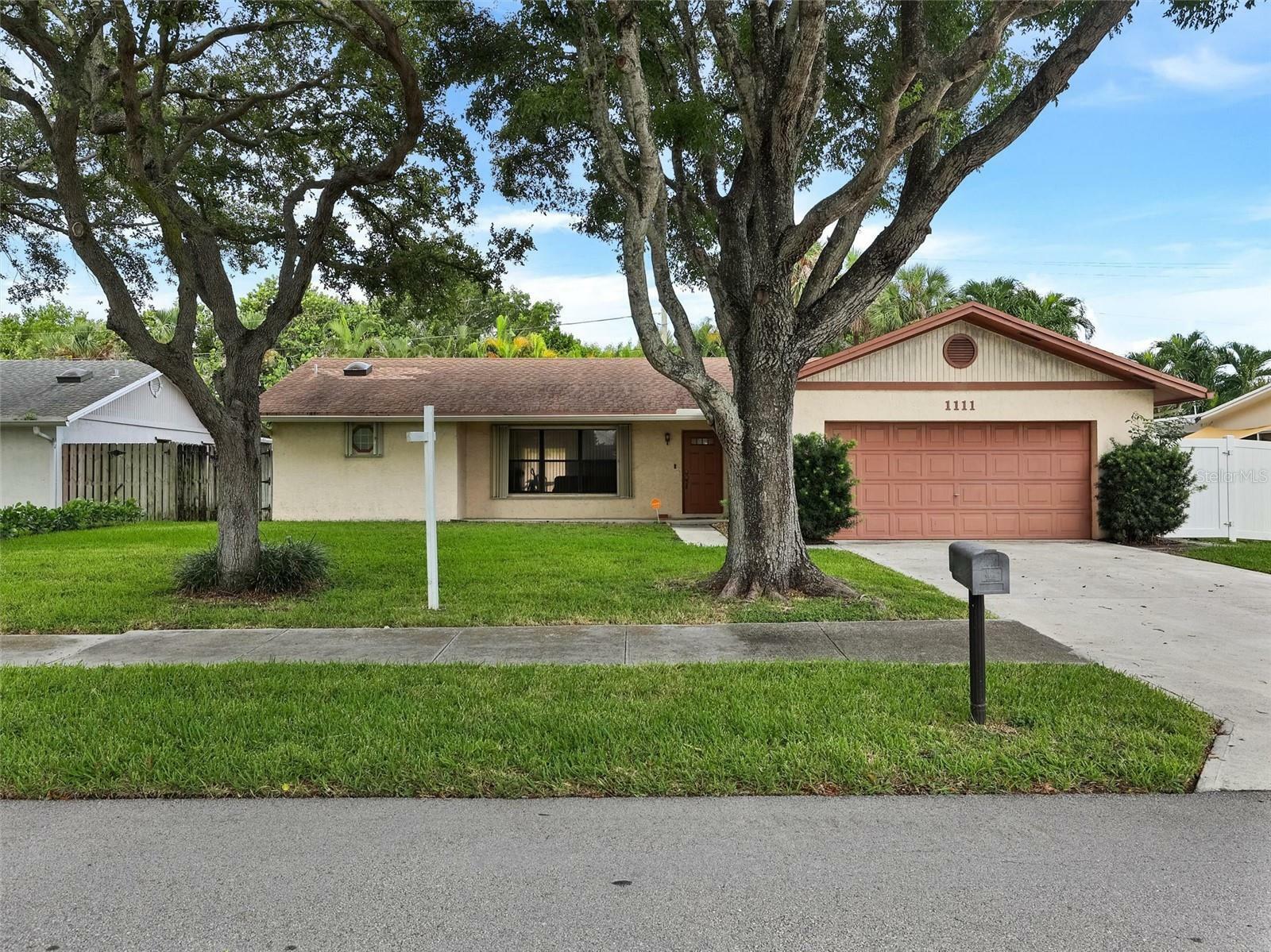 Property Photo:  1111 SE 9th Avenue  FL 33441 