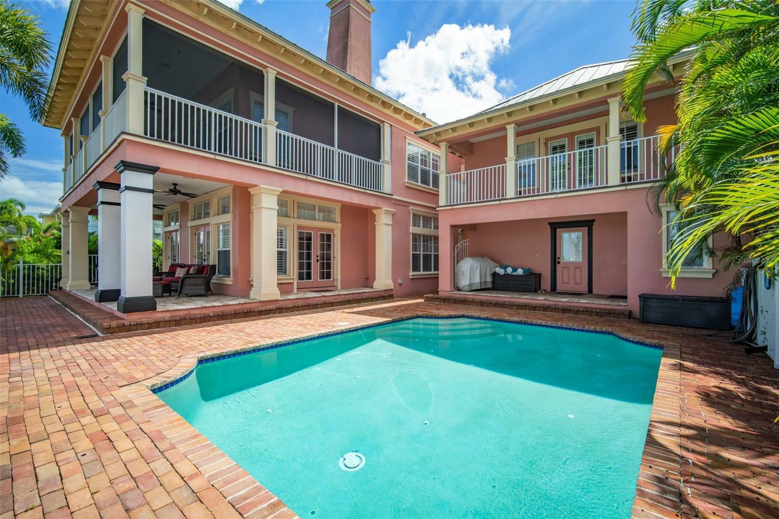 Property Photo:  825 Islebay Drive  FL 33572 