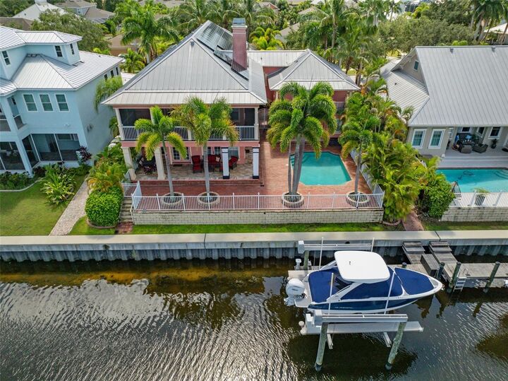 Property Photo:  825 Islebay Drive  FL 33572