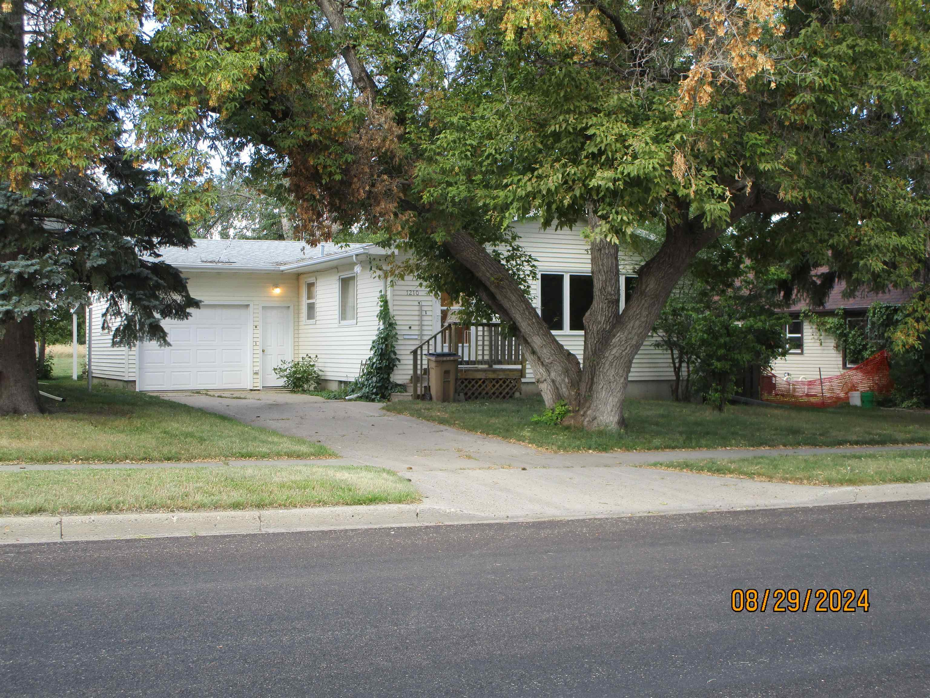 Property Photo:  1210 7th St.sw  ND 58701-0000 