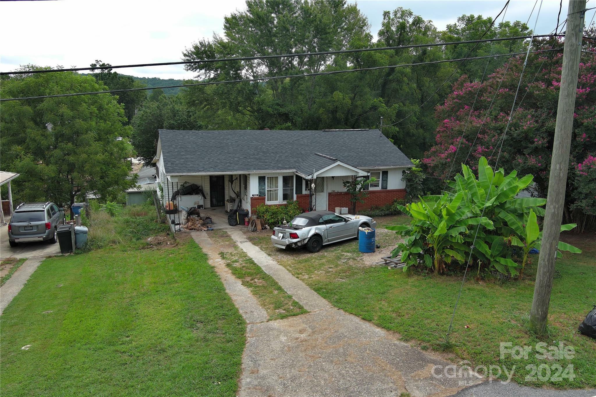 Property Photo:  820 Baldwin Avenue  NC 28752 