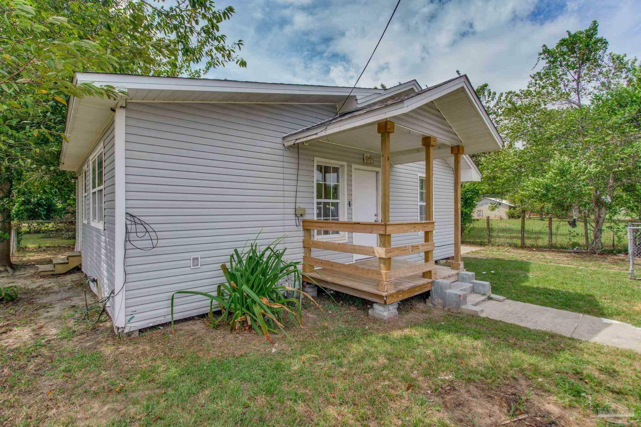 Property Photo:  2303 W Brainerd St  FL 32505 