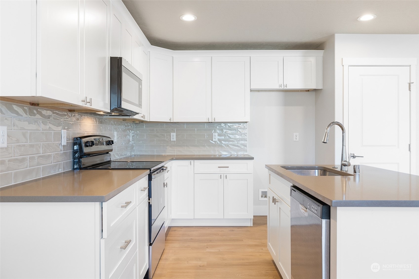 Property Photo:  205 N Sandy Lp  WA 98837 