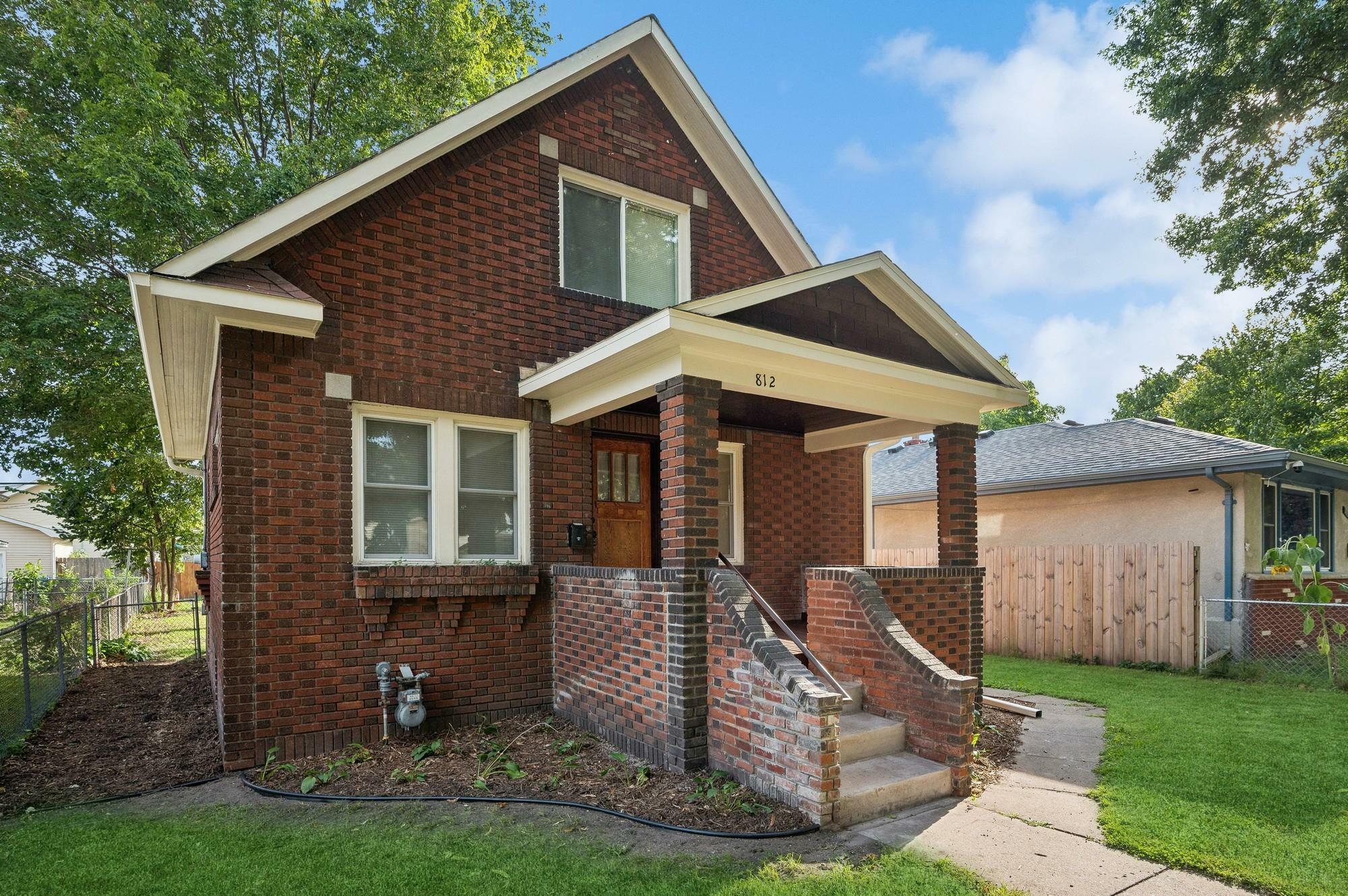 Property Photo:  812 Fuller Avenue  MN 55104 