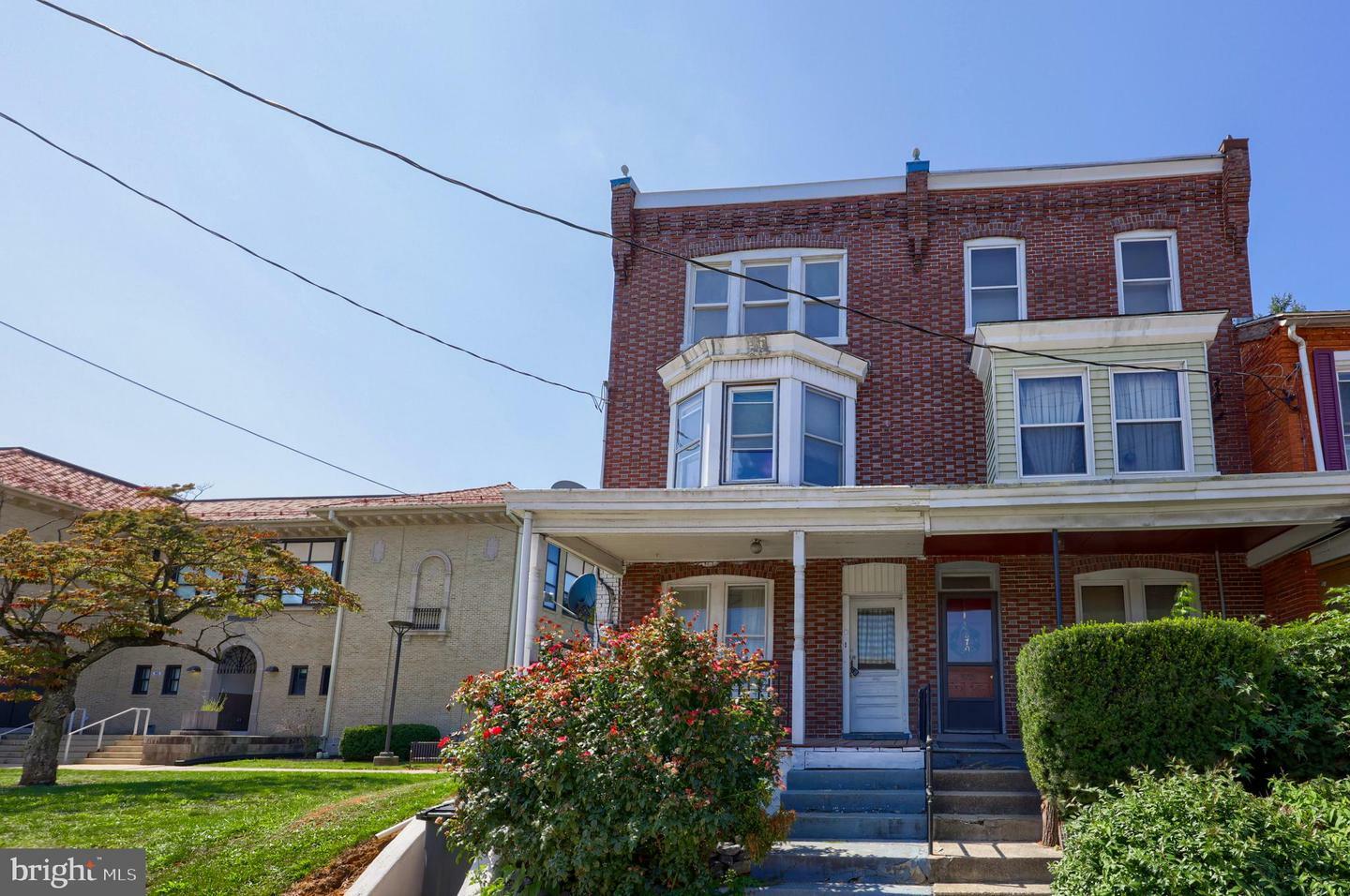 Property Photo:  868 N Queen Street  PA 17603 