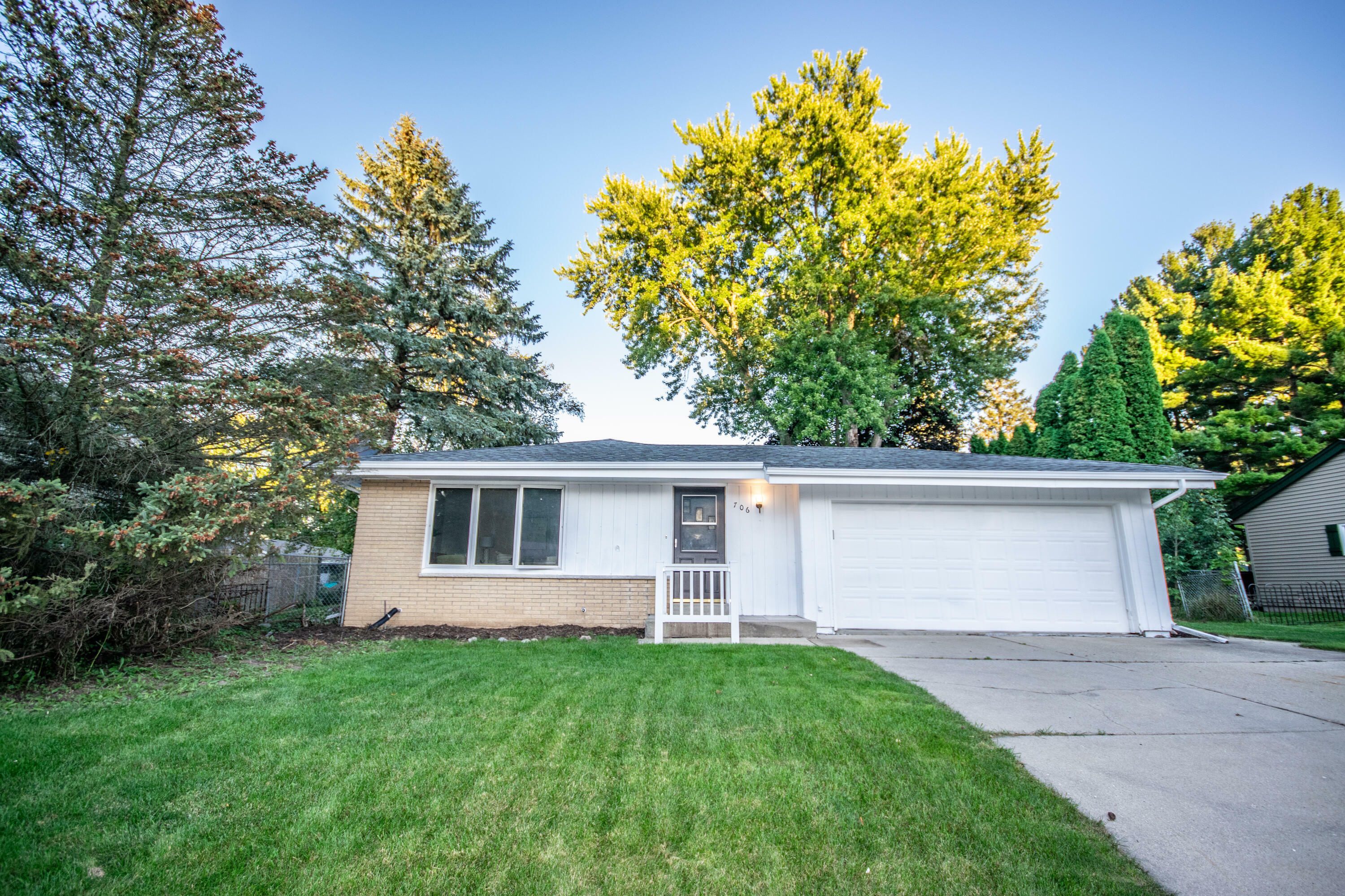 Property Photo:  706 Pleasantwood Dr  WI 53040 