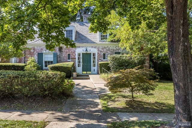 Property Photo:  96 Gates Avenue  NJ 07042 