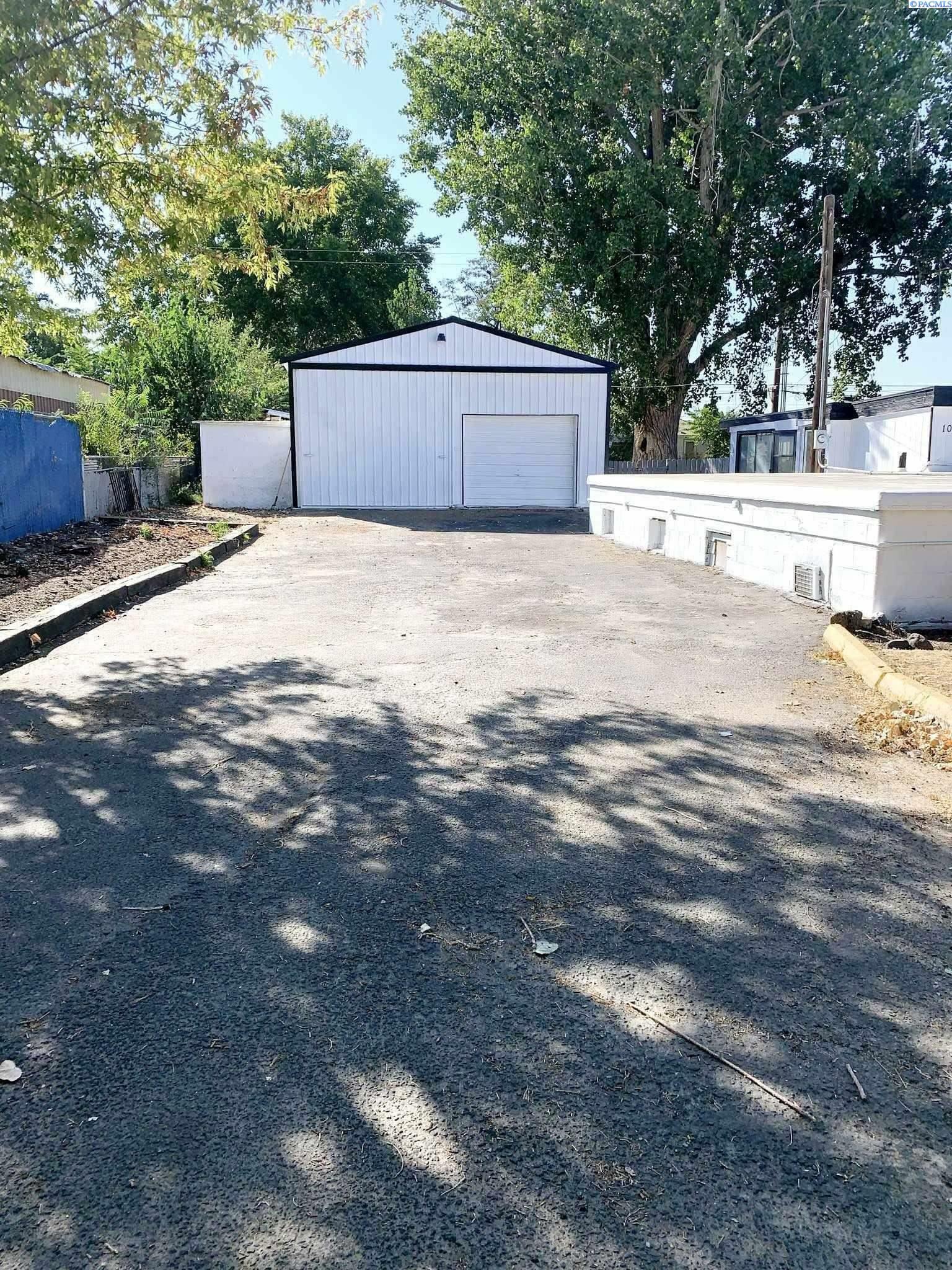 Property Photo:  1079 N 61st Ave  WA 99353 