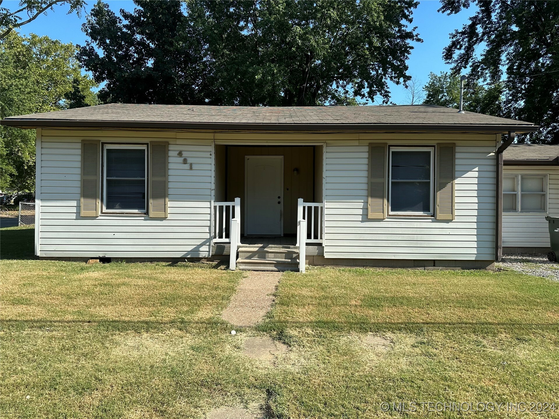 Property Photo:  401 W Hickory Avenue  OK 74434 