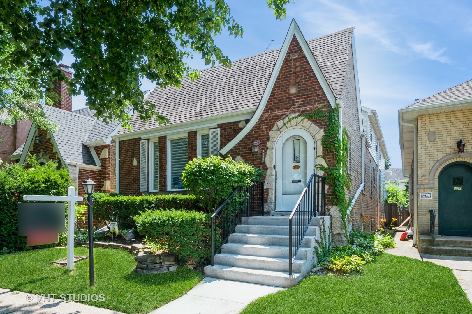 2933 W Greenleaf Avenue  Chicago IL 60645 photo