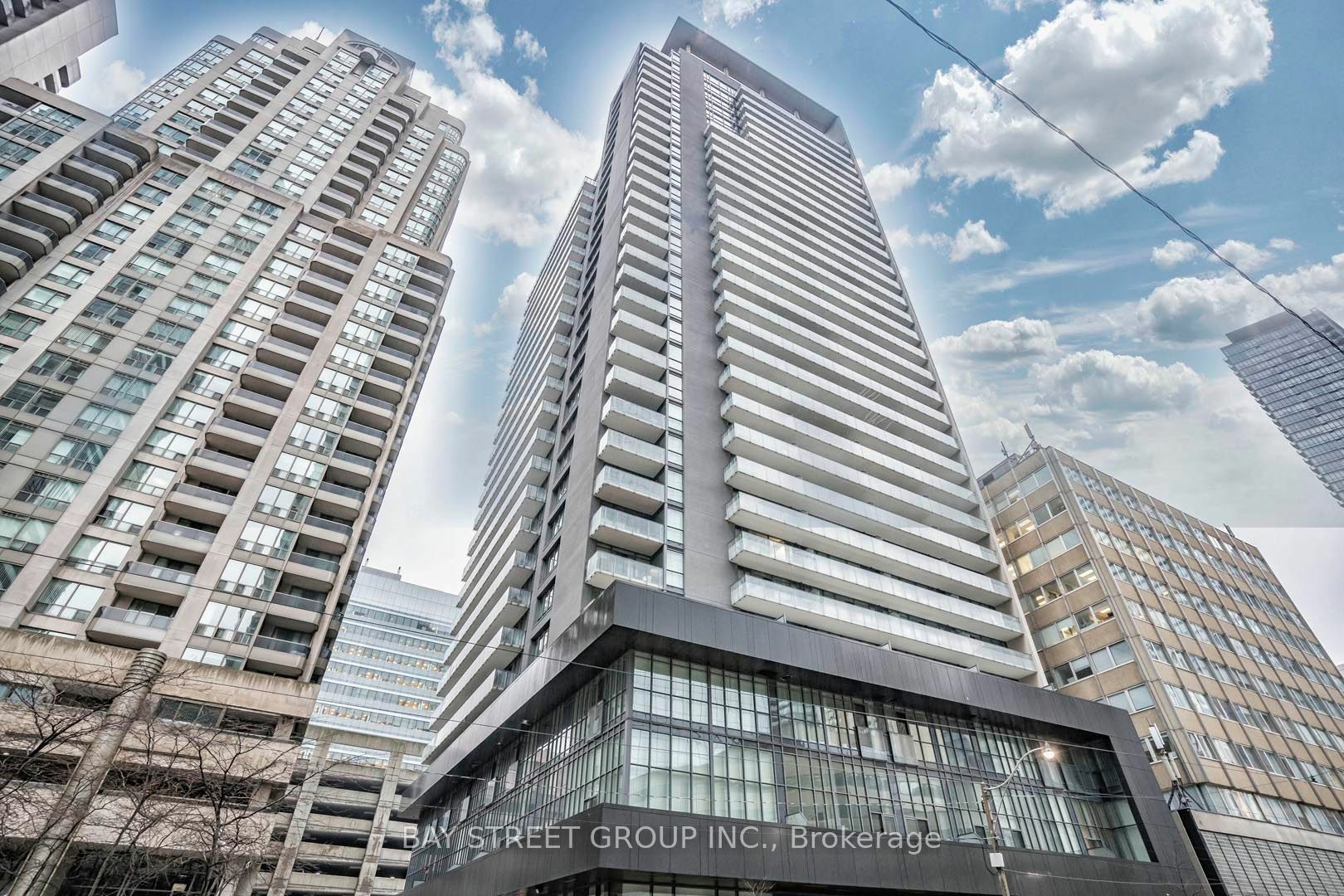 Property Photo:  770 Bay St 1812  ON M5G 0A6 