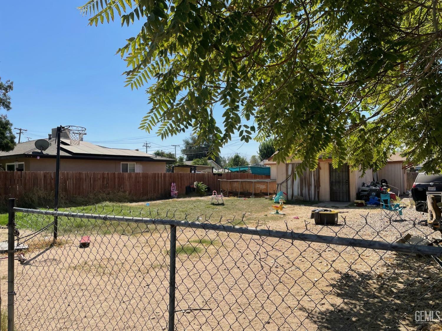 Property Photo:  807 Castaic Avenue  CA 93308 