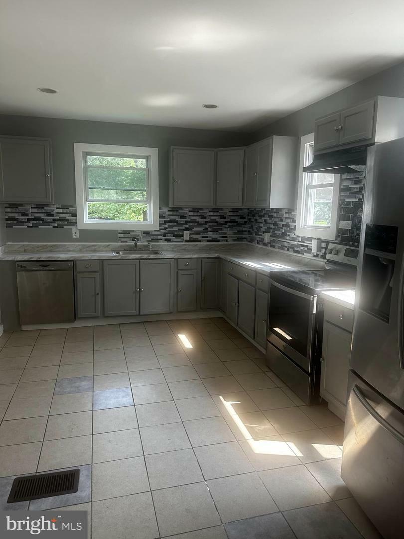 Property Photo:  636 Sanhican Drive  NJ 08618 