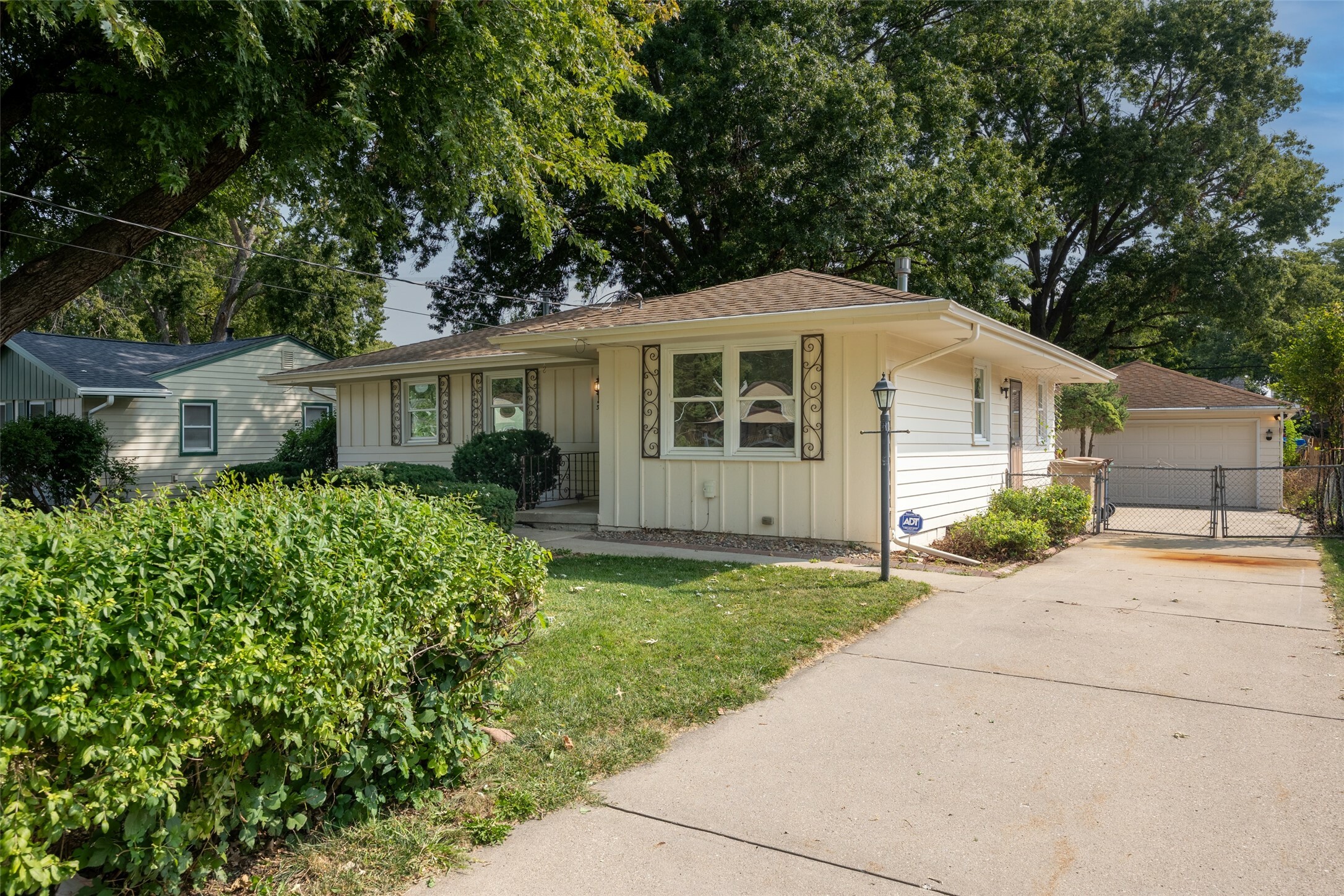 3917 66th Street  Urbandale IA 50322 photo