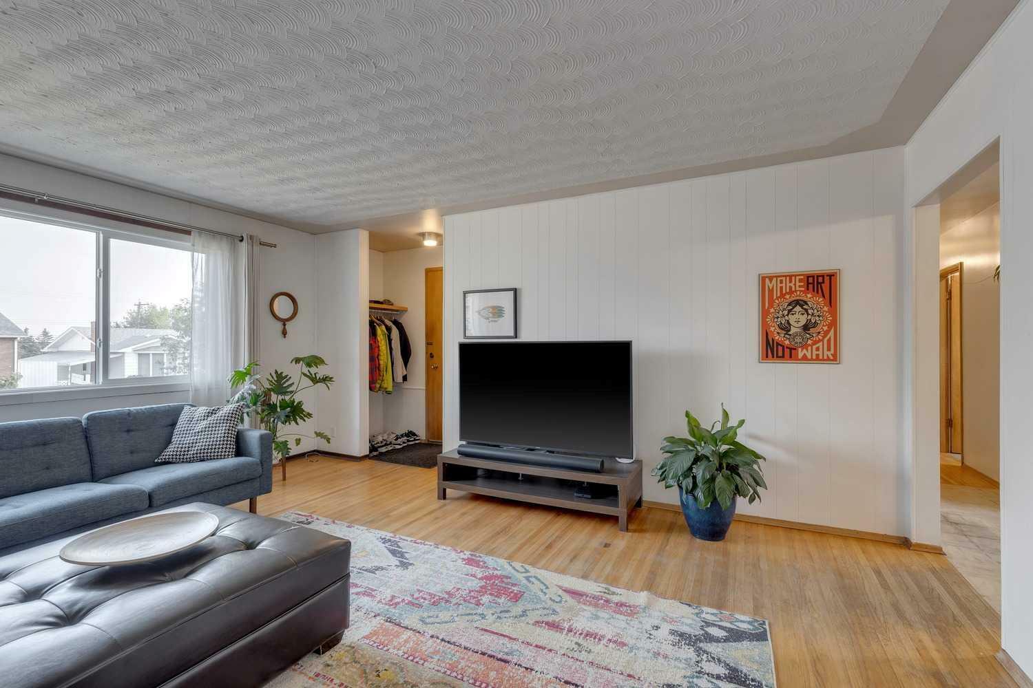 Property Photo:  407 Tache Avenue NW  AB T2K 3R6 