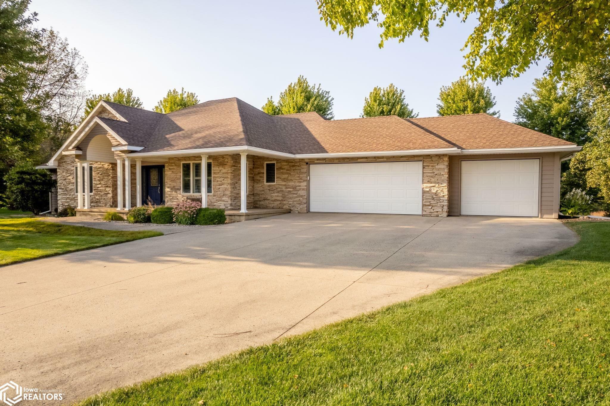 Property Photo:  5 Creekside Court  IA 50401 