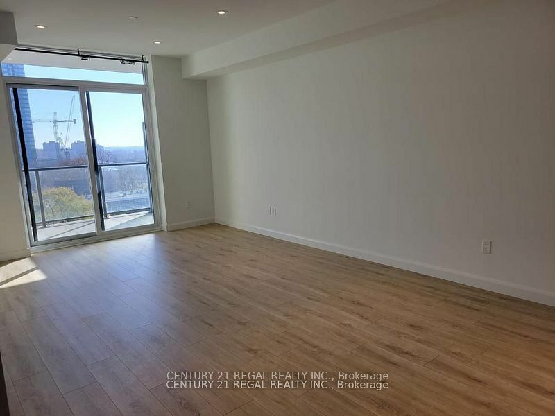 Property Photo:  741 King St W 1405  ON N2G 1E5 