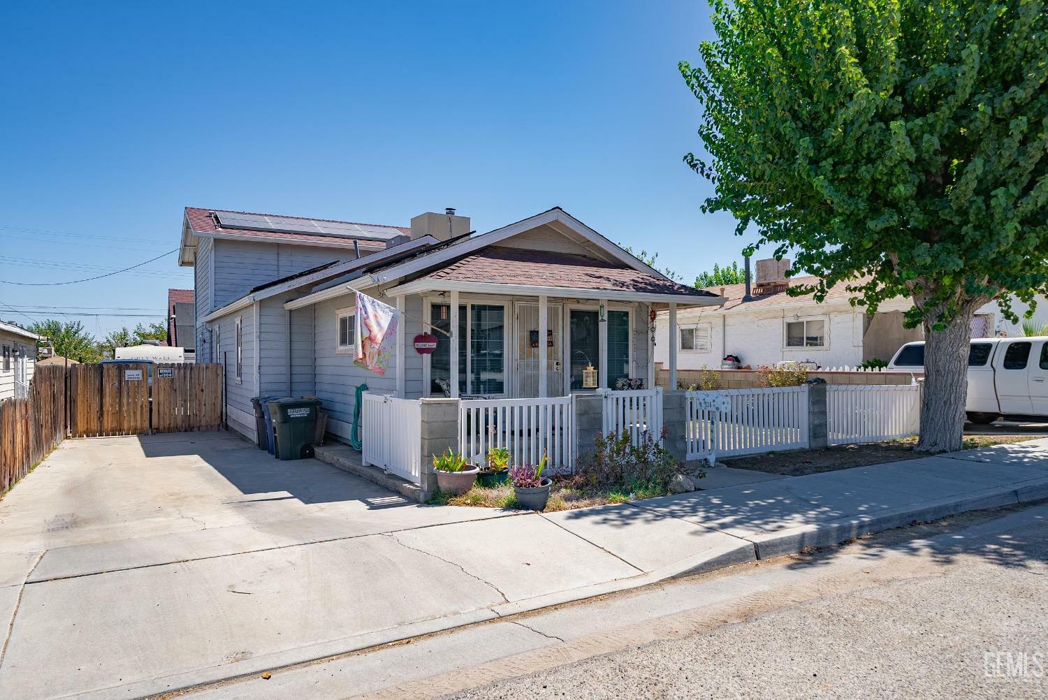 Property Photo:  116 Van Buren Street  CA 93268 