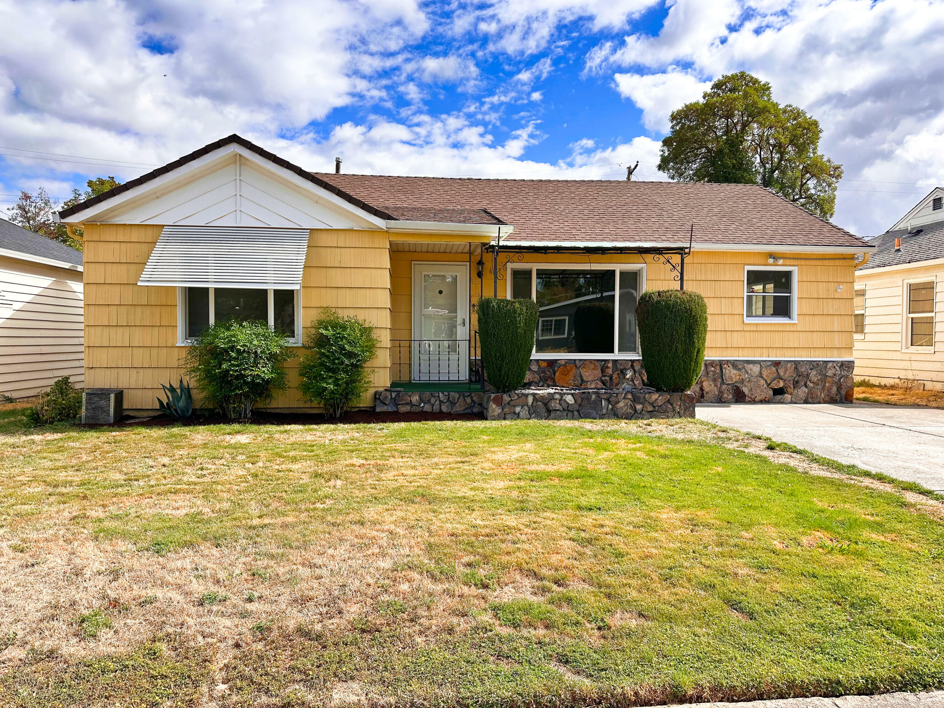 Property Photo:  621 S Ivy Street  OR 97501 