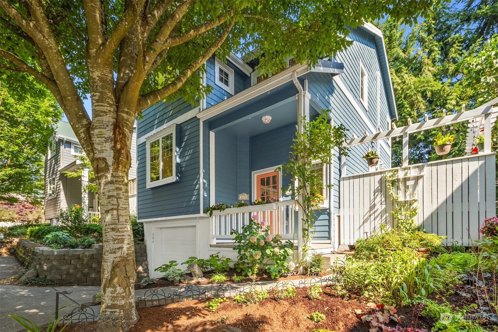 Property Photo:  684 Madison Avenue N 21  WA 98110 