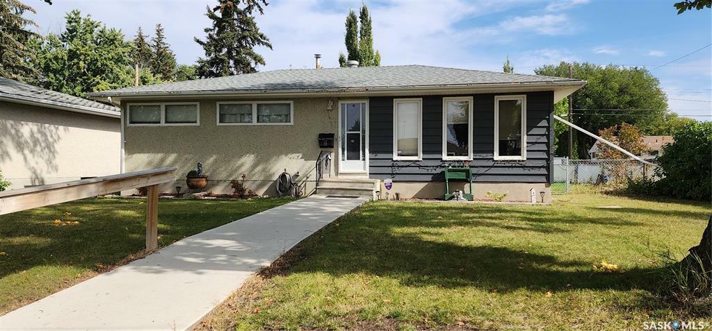 Property Photo:  17 Young Crescent  SK S7J 2L3 