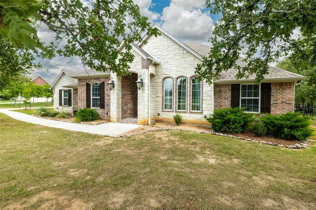 Property Photo:  286 Sugartree Circle  TX 76462 