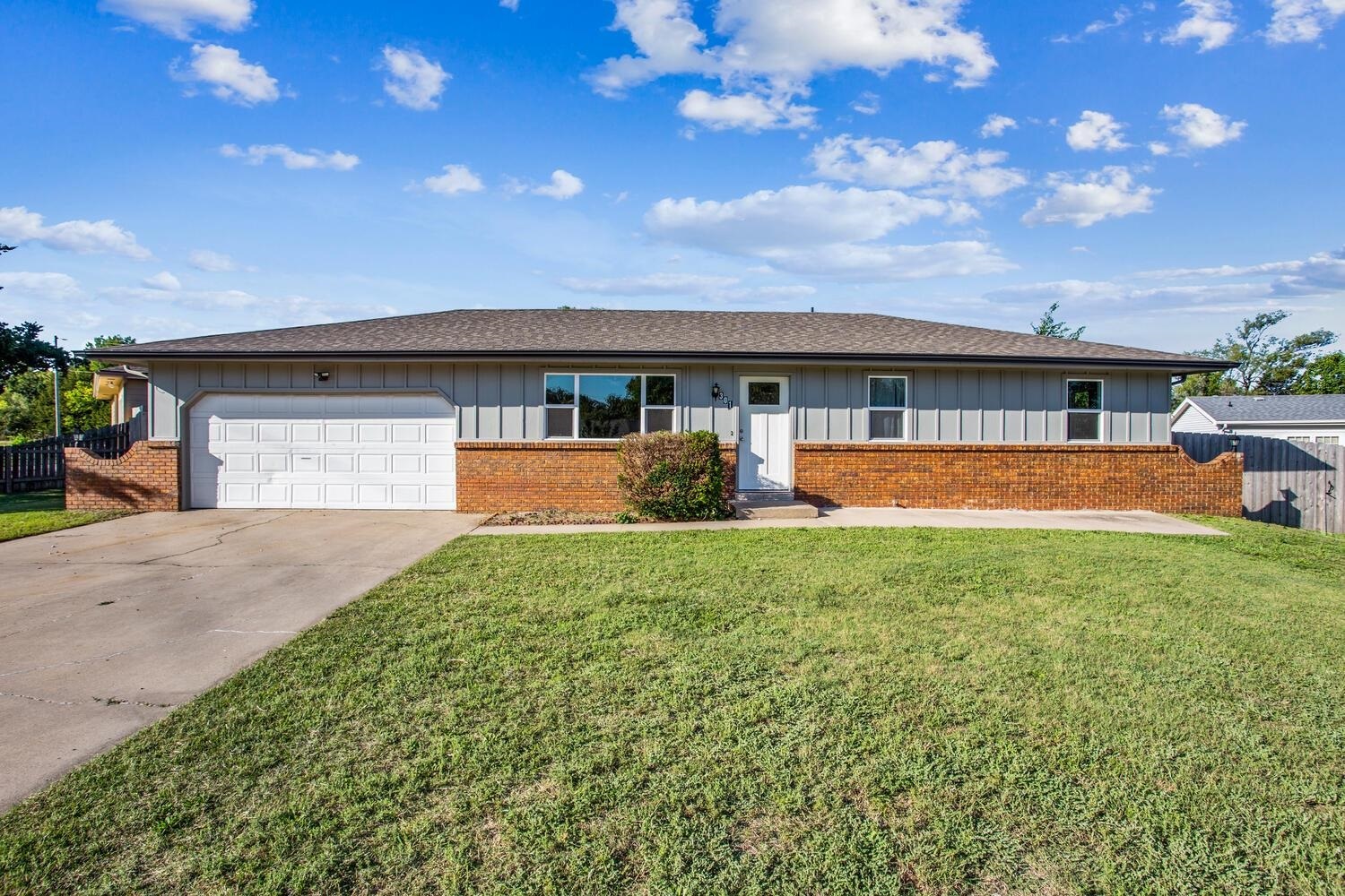 Property Photo:  301 S Magnolia  KS 67114 