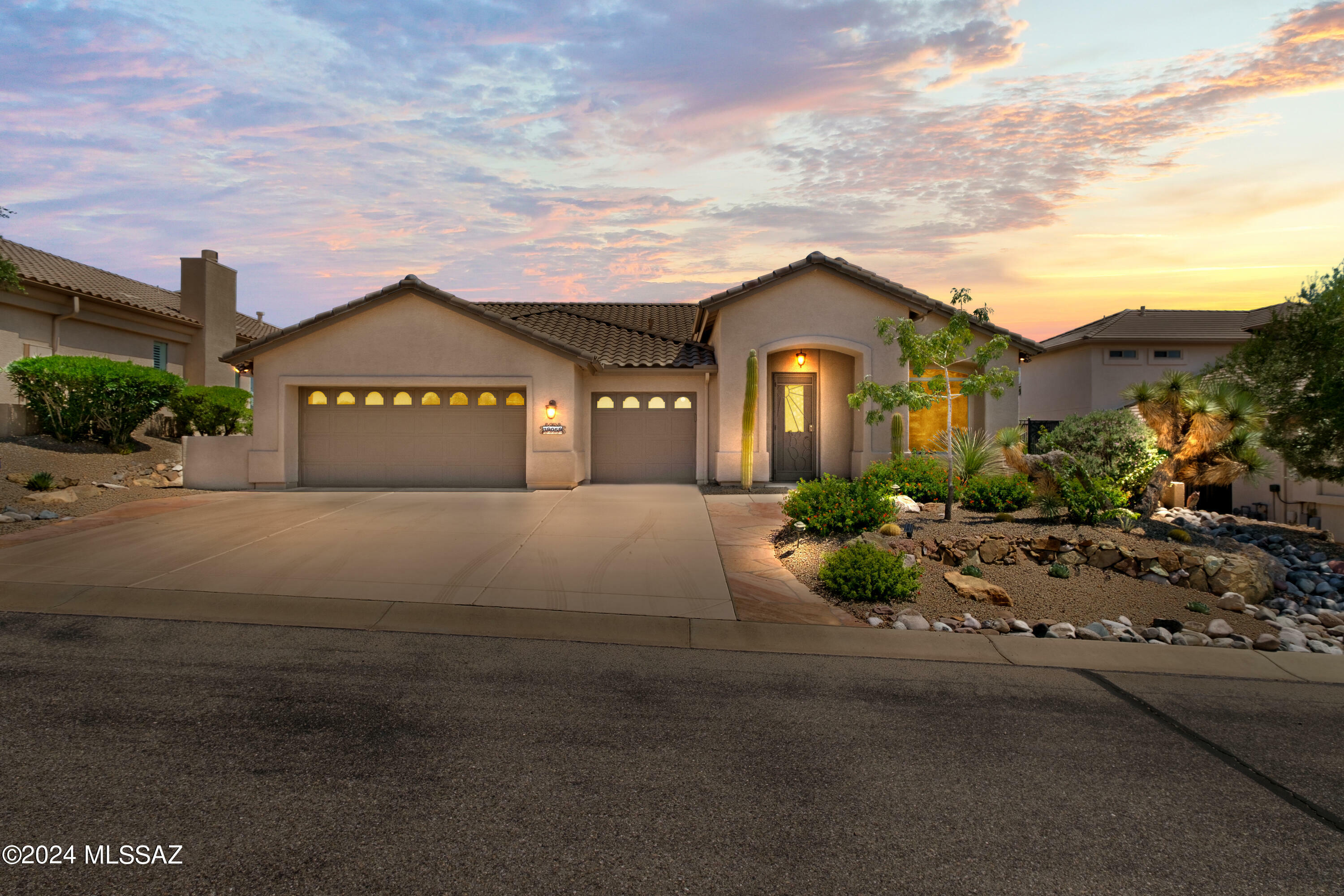 Property Photo:  39059 S Clubhouse Drive  AZ 85739 