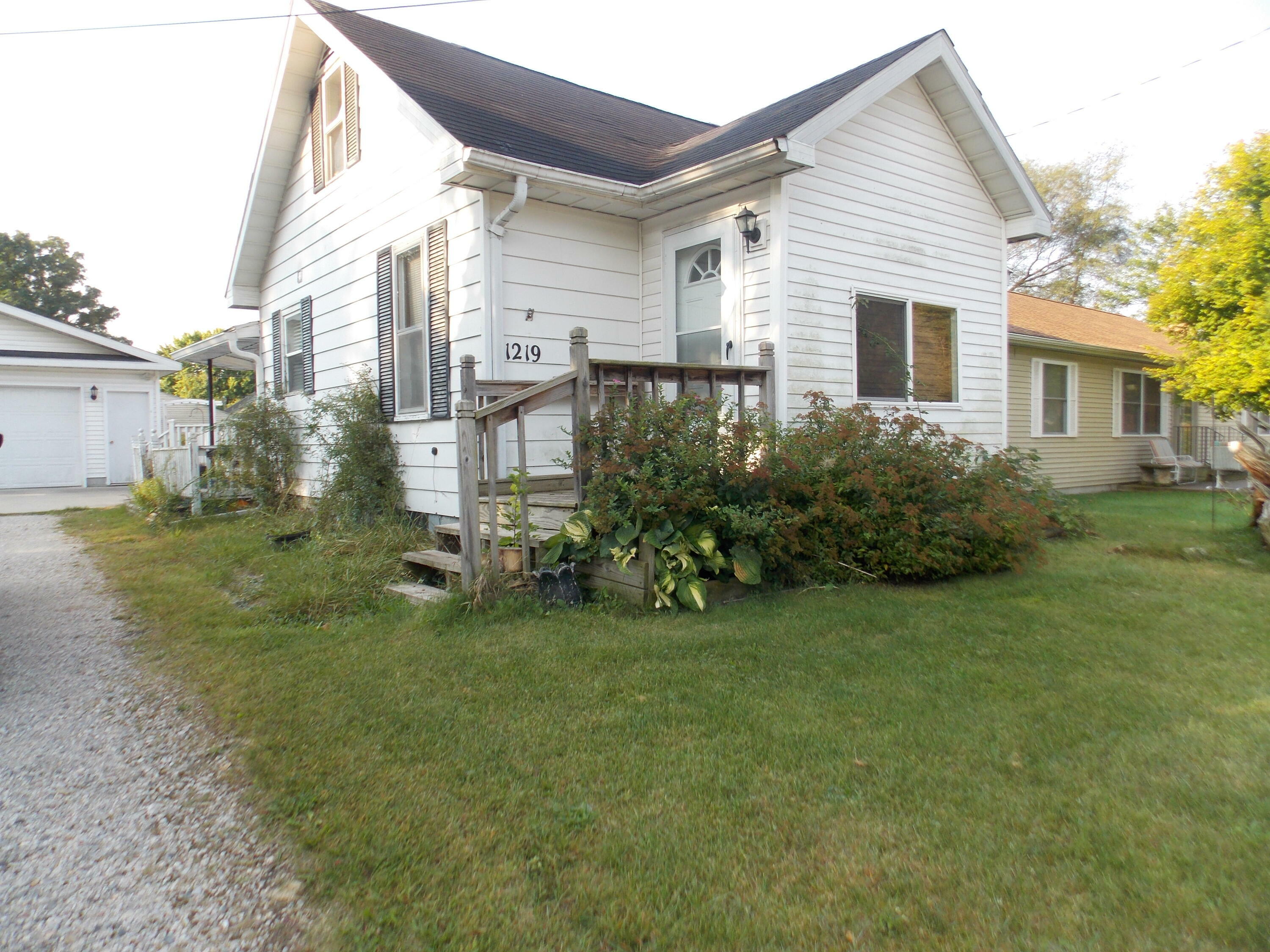 Property Photo:  1219 Upton Street  MI 48858 