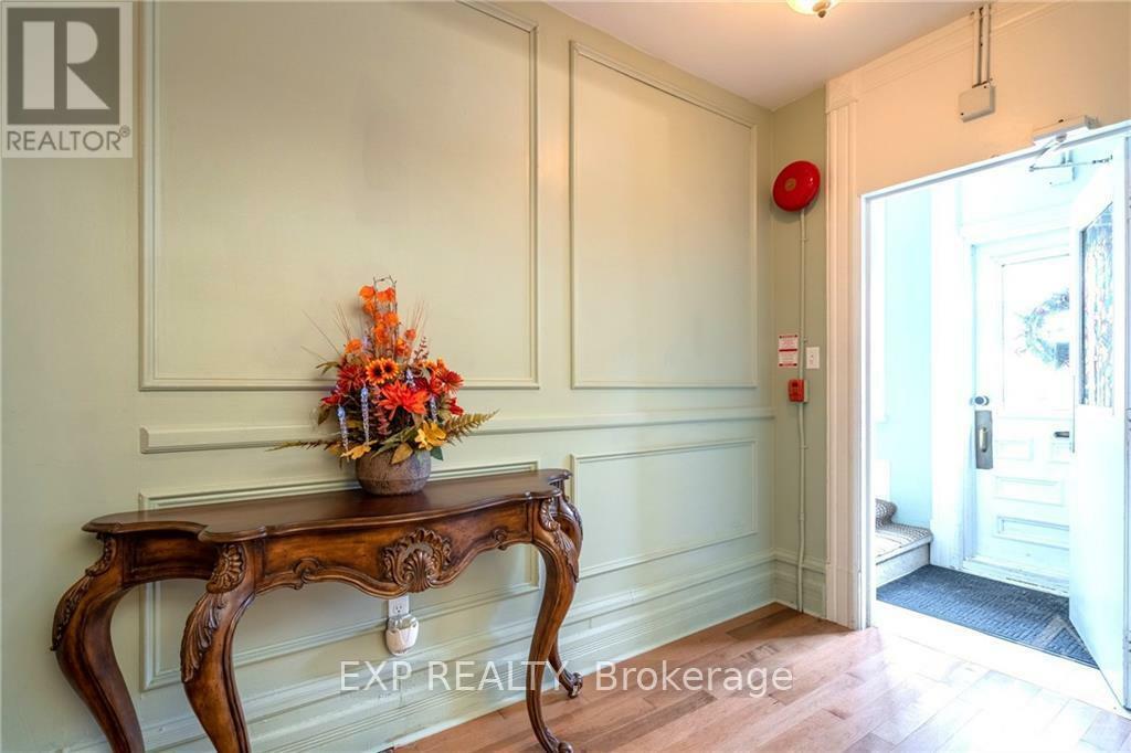 Property Photo:  431 Gilmour Street  ON K2P 0R5 