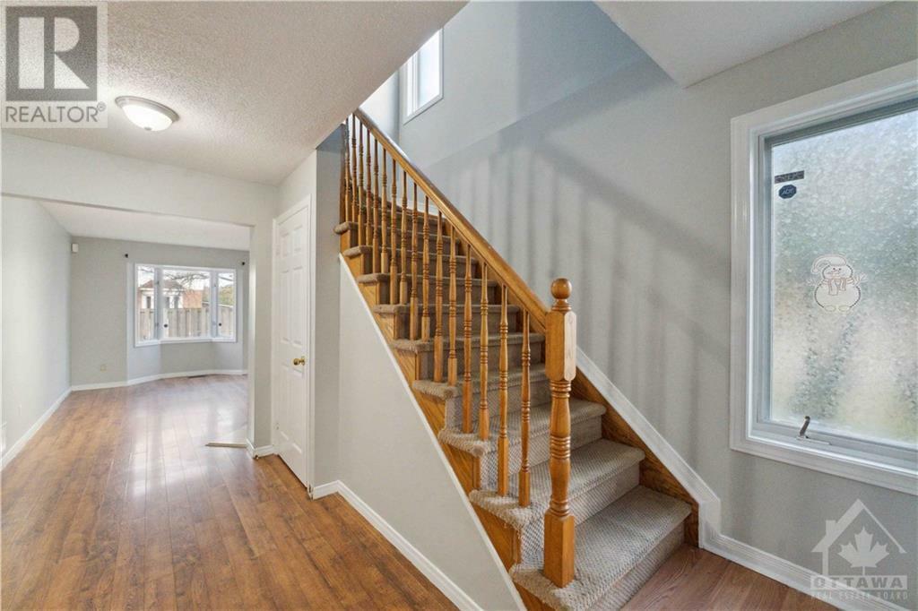 Photo de la propriété:  127 Woodbury Crescent  ON K1G 5C5 