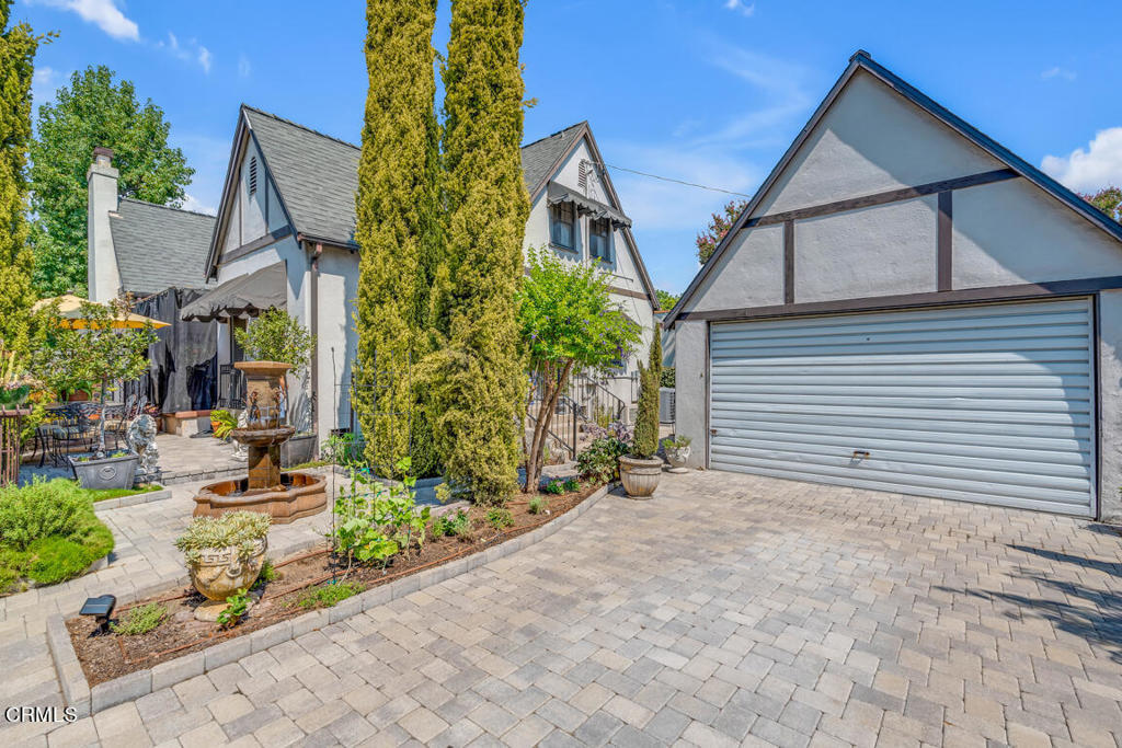 Property Photo:  2574 E Villa Street  CA 91107 