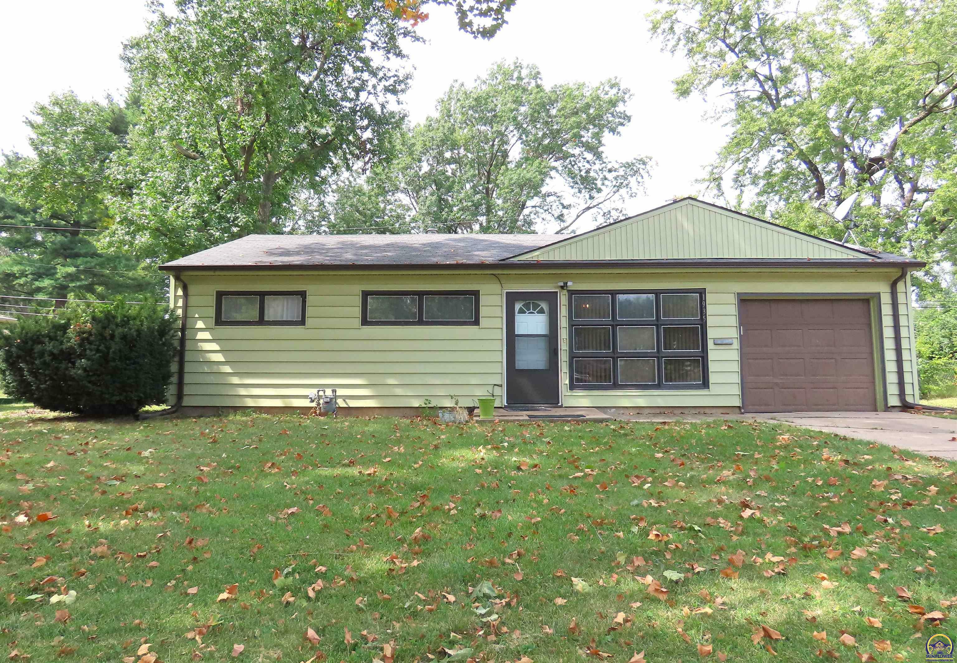 Property Photo:  1935 SW Edgewater Ter  KS 66604 