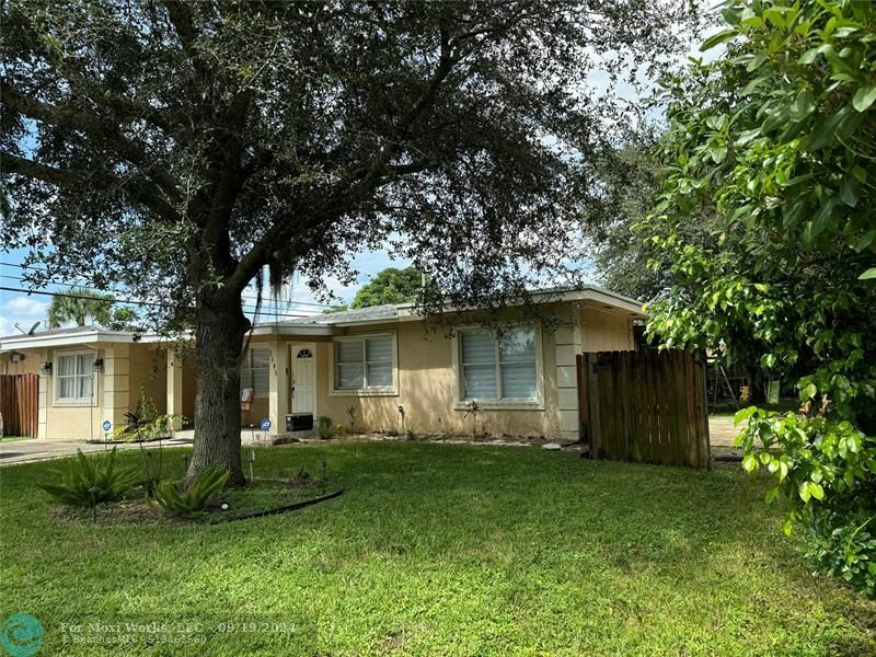 Property Photo:  3101 SW 20th St  FL 33312 