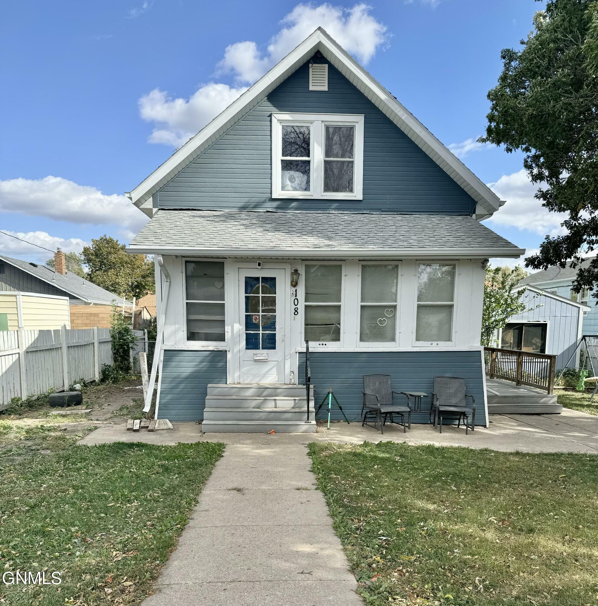 Property Photo:  108 11th Avenue NW  ND 58554 