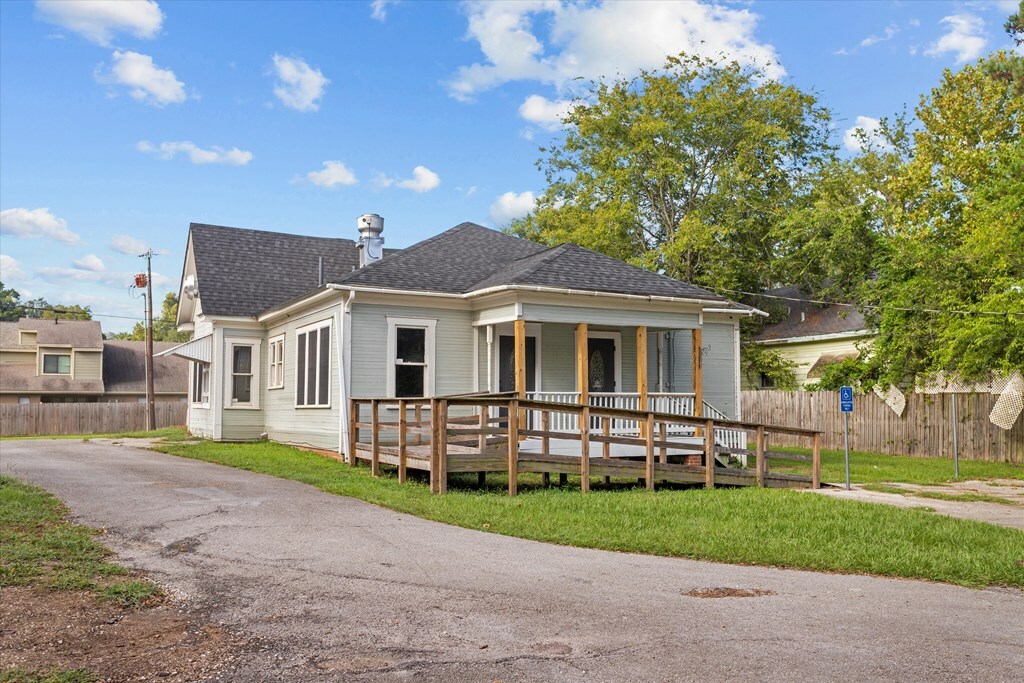 Property Photo:  135 East Denman Avenue  TX 75901 