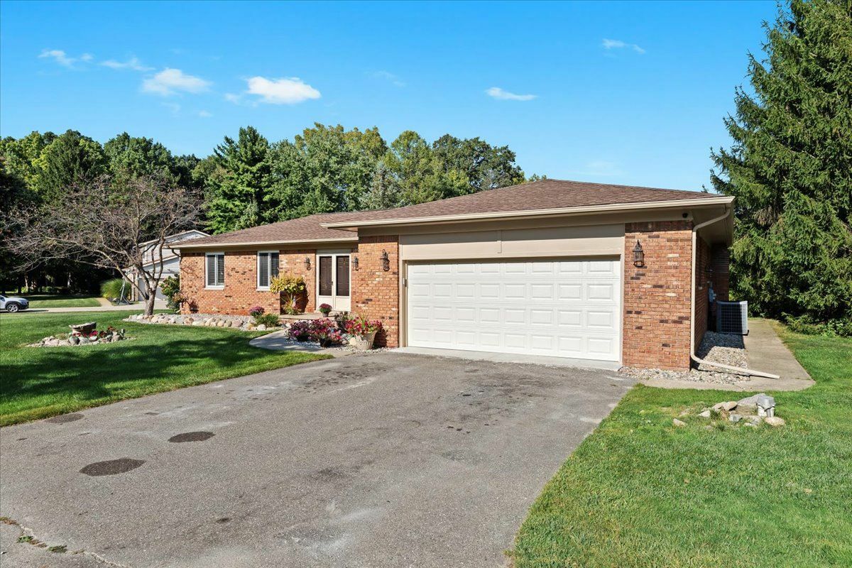 Property Photo:  1470 Long Lake Drive  MI 48114 9637 