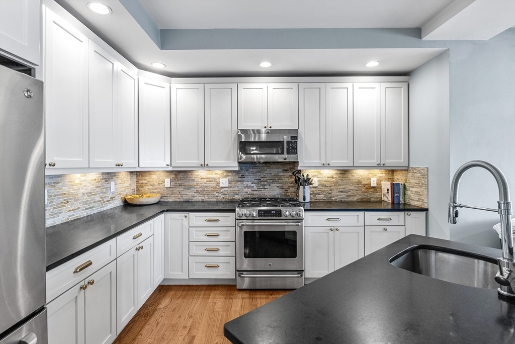 Property Photo:  350 West 2nd St 3  MA 02127 