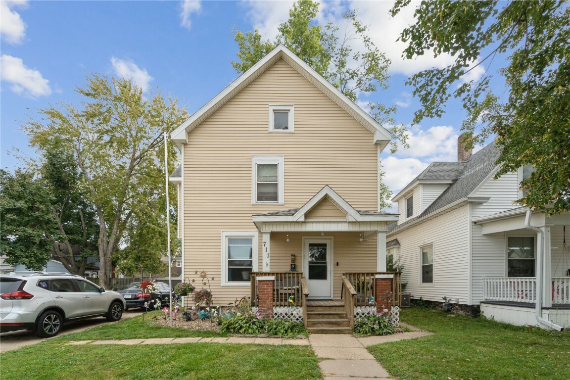 Property Photo:  711 2nd Avenue SW  IA 52404 