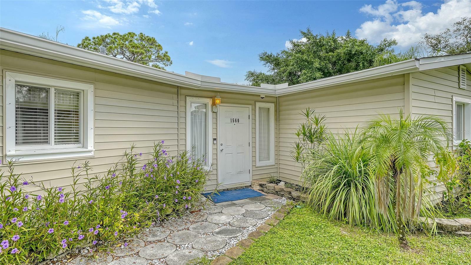 Property Photo:  1560 Poinciana Road  FL 34293 