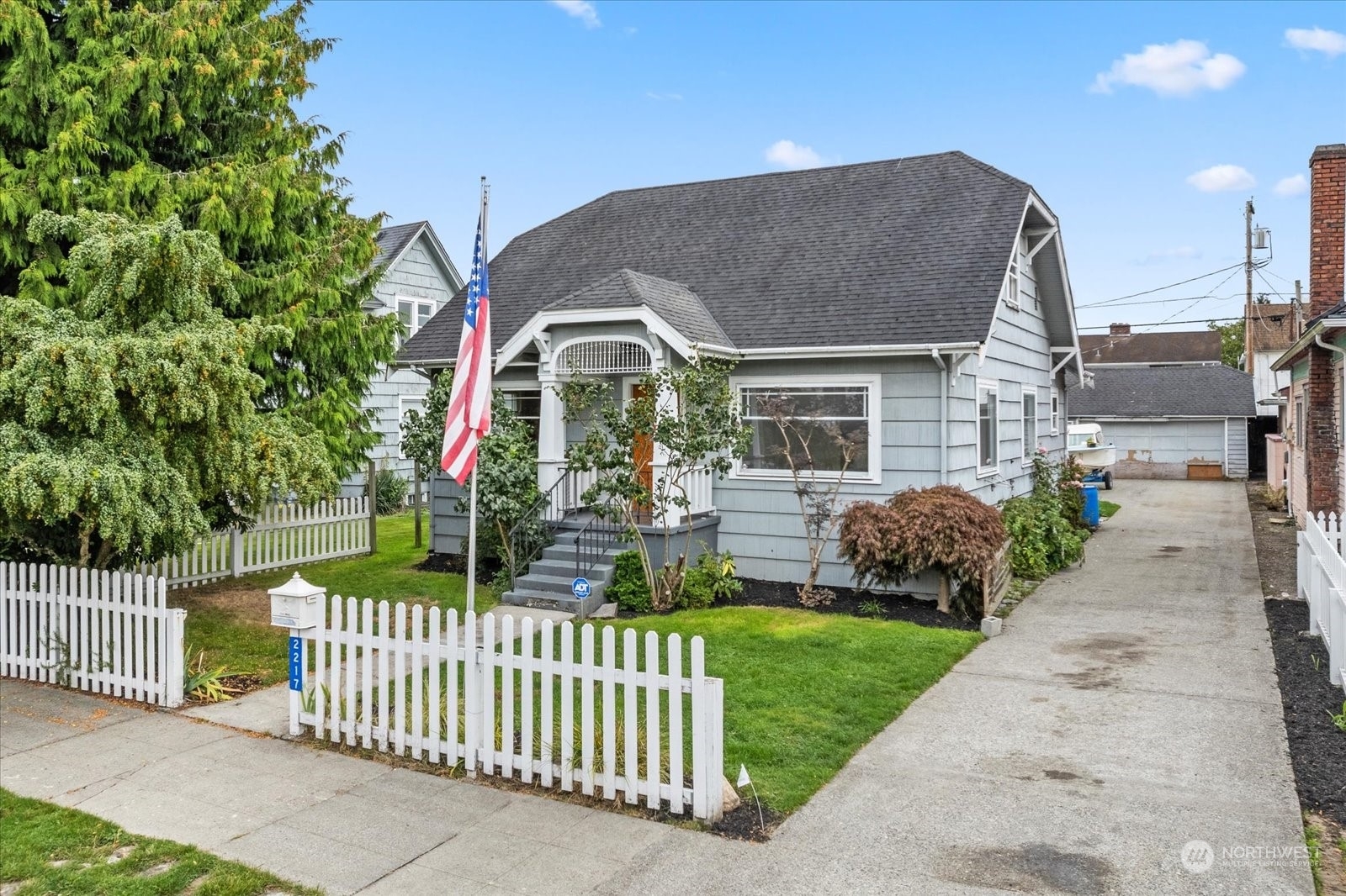 Property Photo:  2217 Hoyt Avenue  WA 98201 