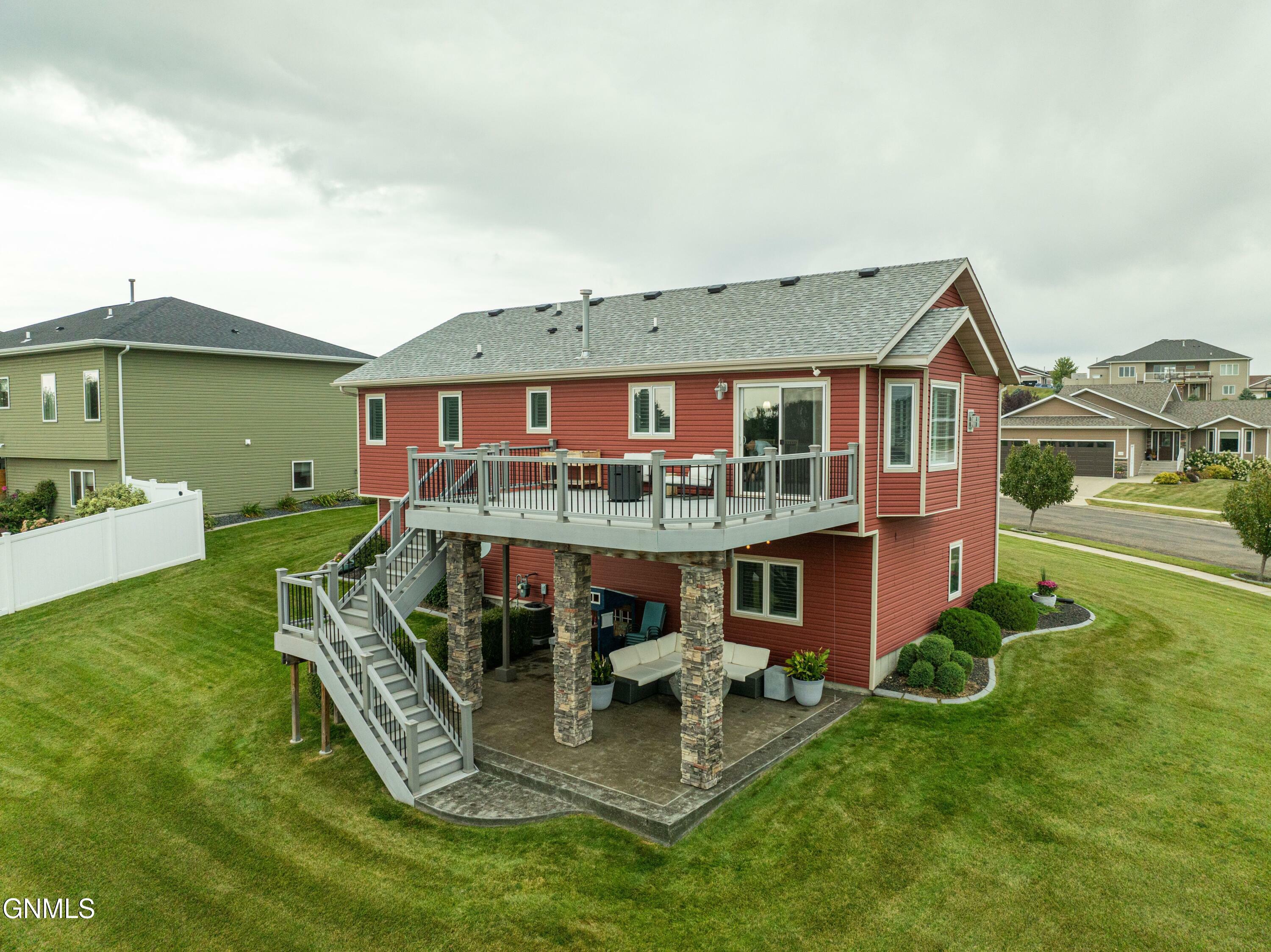 Property Photo:  1111 Golden Wave Drive  ND 58503 